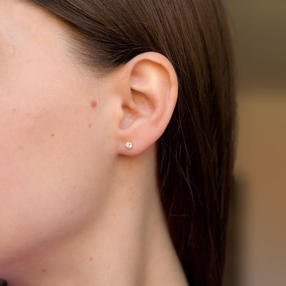 Sidabriniai užsukami vinukai su cirkoniu