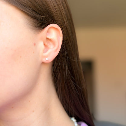 Sidabriniai užsukami vinukai su cirkoniu