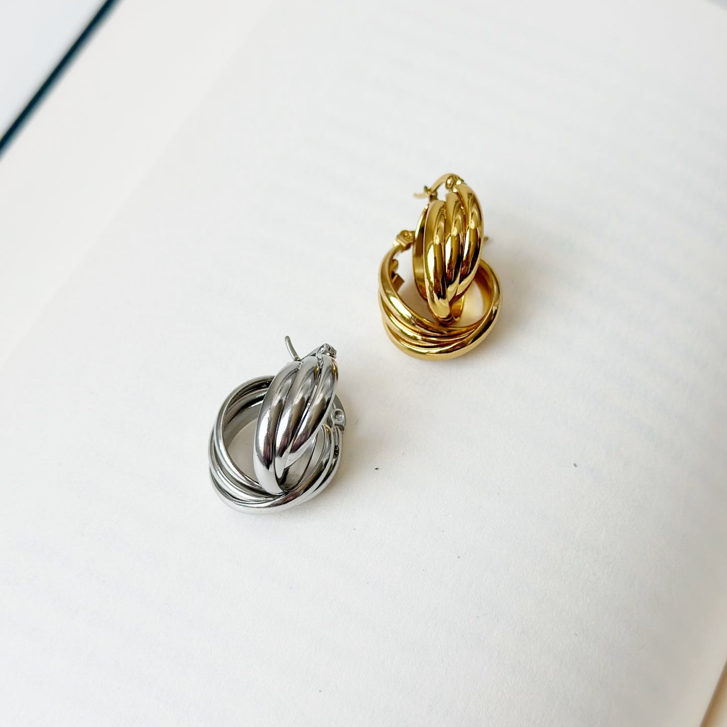 Auskarai anglišku užsegimu "Triple Twist Hoops"