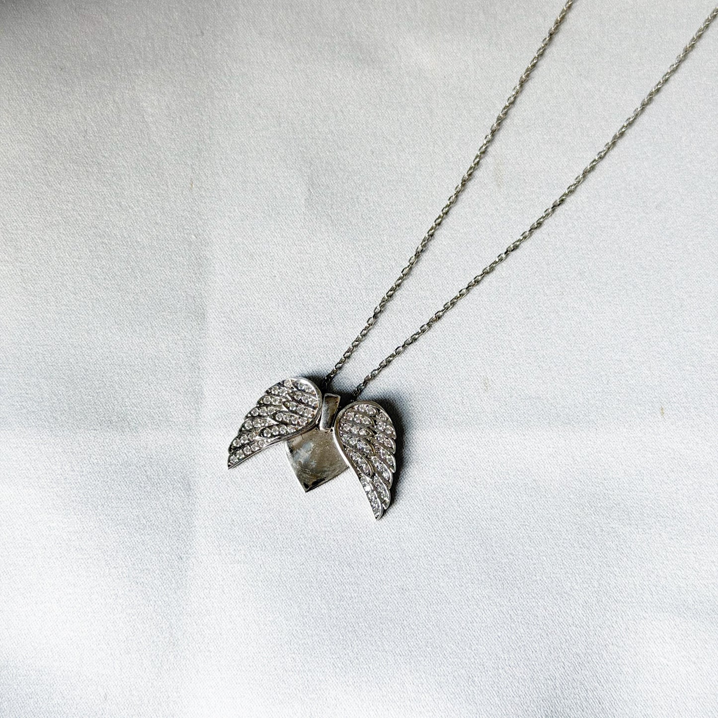 Atsiveriantis pakabukas su grandinėle "Wings & Heart"
