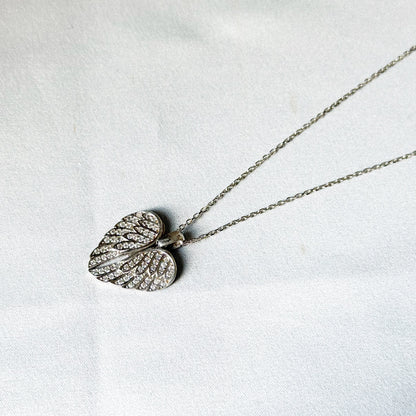 Atsiveriantis pakabukas su grandinėle "Wings & Heart"