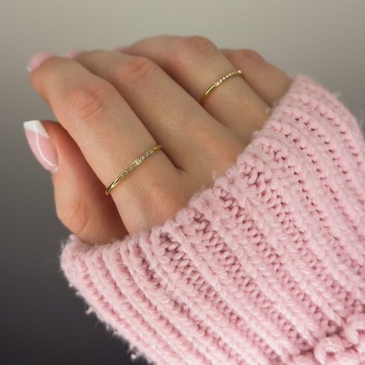 Auksuotas žiedas su 8 mažais cirkoniais