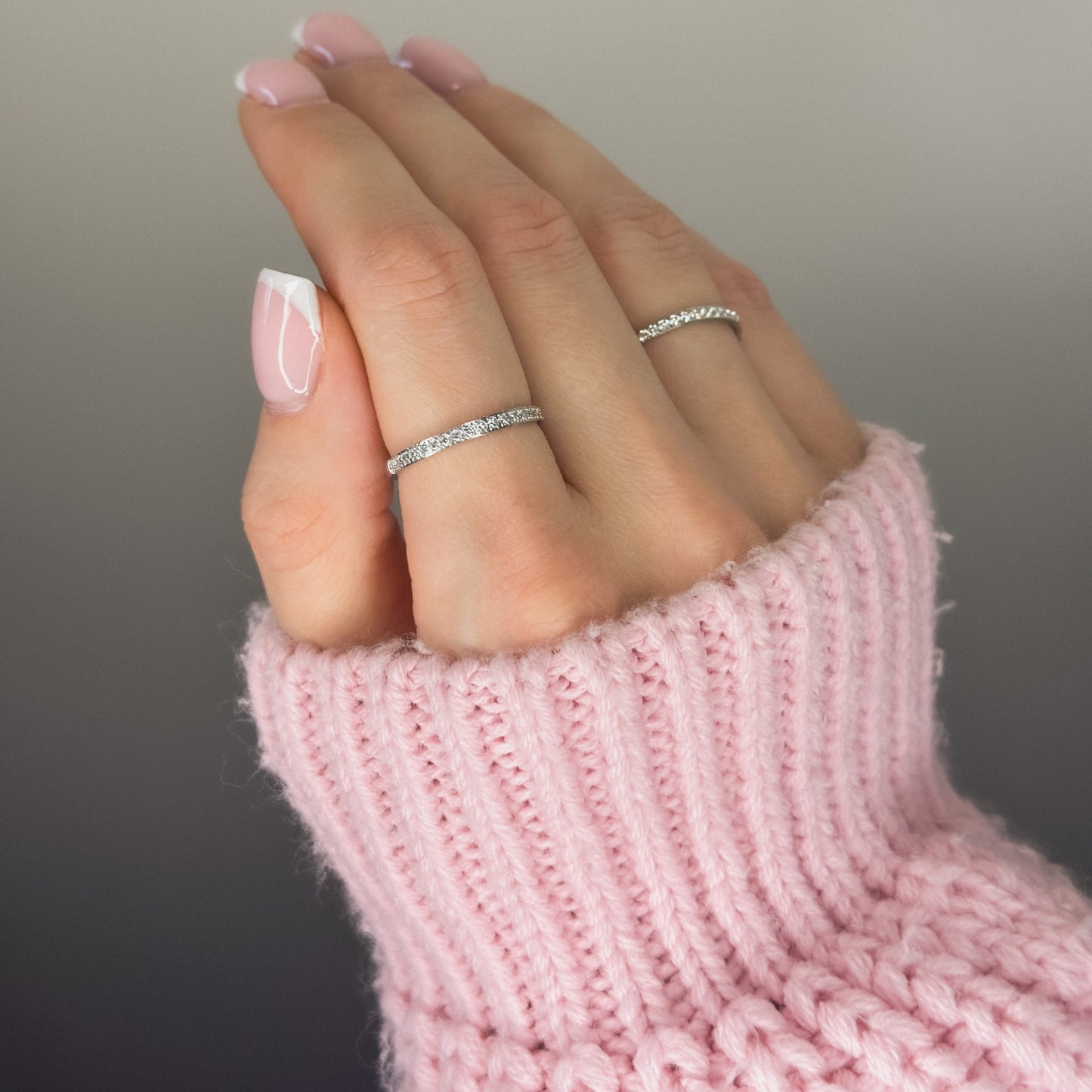 2mm žiedelis su baltais cirkoniais