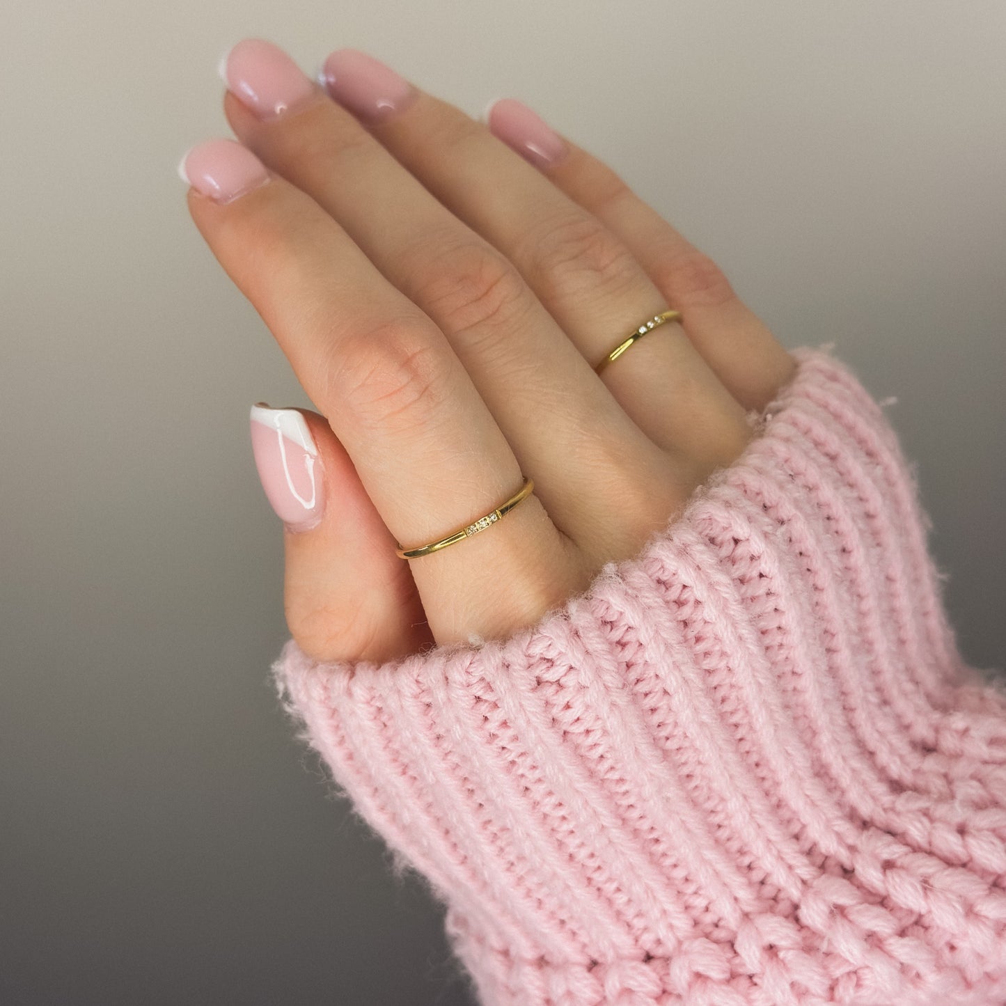 Auksuotas žiedas su trimis mažais cirkoniais