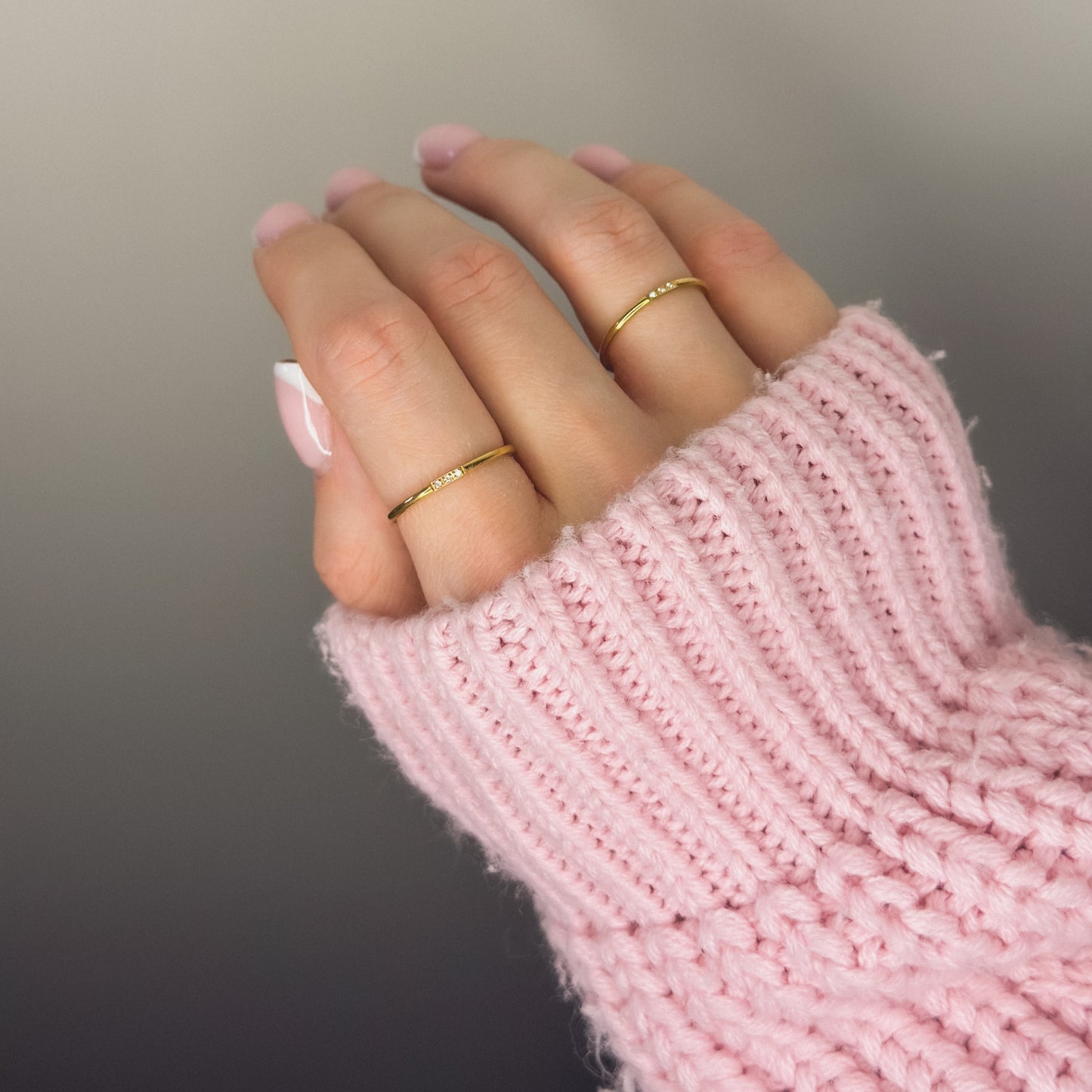 Auksuotas žiedas su trimis mažais cirkoniais