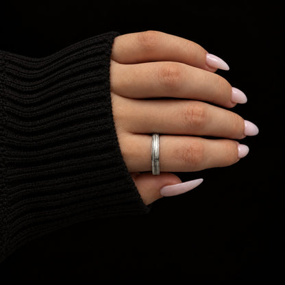 4mm sidabrinis rodžiuotas reg. dydžio žiedas "Love"