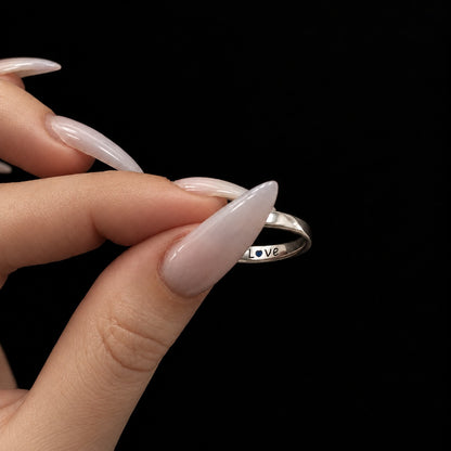 4mm sidabrinis rodžiuotas reg. dydžio žiedas "Love"