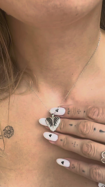 Atsiveriantis pakabukas su grandinėle "Wings & Heart"