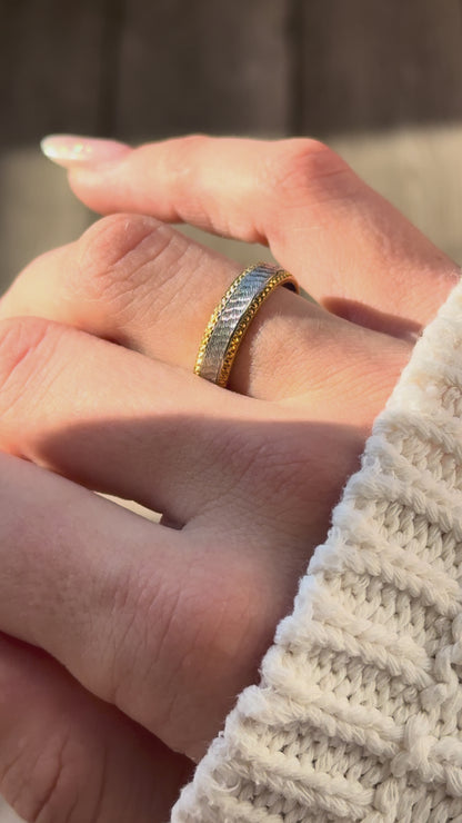 Puošnus sidabro žiedas auksuotais kraštais